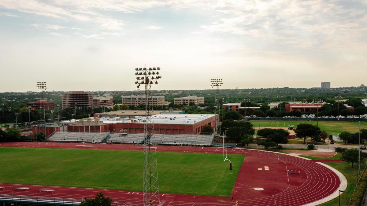 三位一体体育场鸟瞰图，显示足球场和跑步跑道.